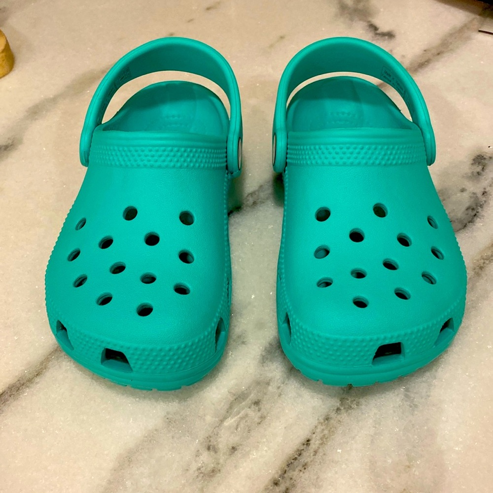Kids crocs in lagoon color (teal) size 11
